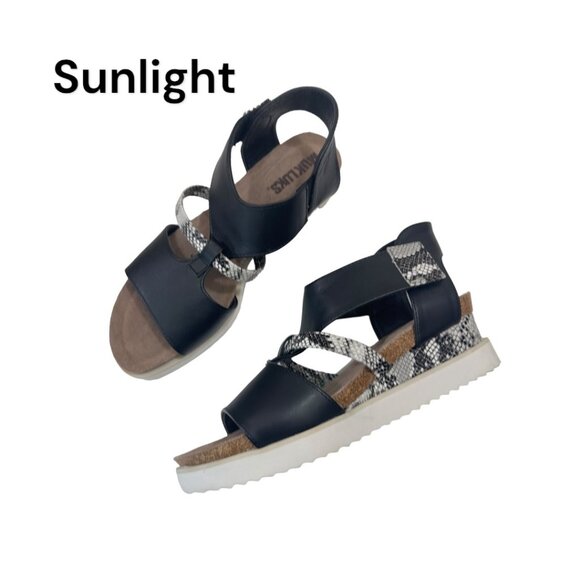 MUKLUKS Women SZ 9 Black Faux Leather Strappy Wedge Sandals Snake Print Casual - Picture 1 of 16